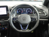 Volkswagen全車共通の上質な本革を使用した手触りのしっとりとしたステアリングです。唯一素肌が触れるハンドルは上位モデルと同じ握り心地になっております。