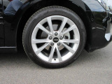 全車両に標準装備の純正アルミホイールは、純正ならではのバランスの良いデザインと、走行安定性をお楽しみ頂けます。