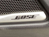BOSEサウンドシステムを搭載。「良い音を出す」ではなく、その車種のごとに特徴を計算(車種専用設計)し、「反響音」を作り出すことによってどの座席でも自分中心で音が聴こえ、「心地よい空間」を作り出します。