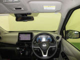 ドライバー目線で、使いやすく安全操作性と良好な視界を実現した運転席です。