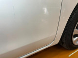 キズ凹み現状ですがお求めやすくなっております.リーズナブル価格のアウトレット車です!