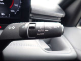 オートライト機能が装備されており暗い場所に入ると車両が検知しライトのON・OFFを自動的に切り替えてくれますので非常に便利な装備です♪