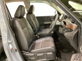 女性でも運転がしやすいように、シートの高さ調整機能(シートリフター)がついています。広い足元にゆったり座れるシートには肘掛も装備しており長距離の運転でも疲れにくいシートです。