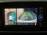 パノラミックビューモニター搭載。カメラで車両周囲の状況を映し出すため、狭い場所での駐車などに役立ちます。