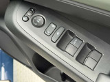 各席のパワーウインドウを手元で操作可能。使い勝手の良い設計です。