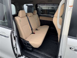 希少な8人乗り・ベージュのシートがとっても素敵です!