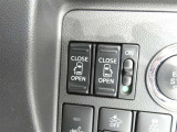 電動スライドドアのスイッチで車内からもスライドドアの開閉ができます。イージークローザー機能で半ドアになることも防止してくれます。