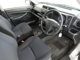 シンプルで使いやすいデザインの運転席です。