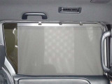 セカンドシートの窓ガラスには日よけのシェードを装備しています。強い日差しのカットに、プライバシー対策としても重宝します。