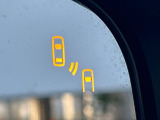【リヤビークルディティクション】走行中、ドアミラーの死角になりやすい箇所に後続車が接近するとサイドミラー付近に警告を表示、ドライバーに注意喚起と、万一の際はハンドル操作をアシストをします。
