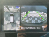 アラウンドビューモニター。前後左右の4つのカメラで車を上から見たような映像をナビ画面に映すので人や物を確認できとても安全です。