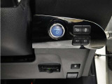 スマートキーを携帯していればキーを取り出さずにドアを施錠&解錠。クルマの始動も可能です。