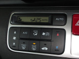 エアコンはオートエアコンでお好みの温度調整が出来、オールシーズン快適にドライブできます!リア席はプライバシーガラスで夏も涼しく過ごせます!