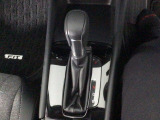 オートマチックシフトレバーは、手になじみ操作しやすい形状で安全運転にもつながります♪
