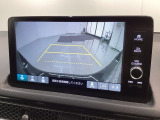 リバースギアに入れるだけで後方の表示へ切り替わります。夜間や雨の日の駐車も楽になりますよ。