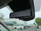 スマートルームミラー:車両後方にあるカメラの映像を映し出します。乗員・ヘッドレスト・荷物などでさえぎられがちな後方視界をクリアに保ちます。