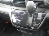 使い勝手の良い位置に配置された操作性の良いシフトレバーになってます。