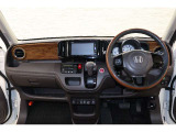 操作性に優れた運転席となります!小物入れや各ボタンの配置にこだわり、使いやすいです!座り心地もよく視認性も良好なのでロングドライブもお任せ下さい!