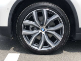 BMW純正19インチホイール。洗練されたデザインで、足元の個性を引き立てます。
