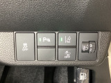 ハンドルの右側にはヘッドライトレベライザーとHondaセンシング用のメインスイッチがついています。ヘッドライトレベライザーは道路状況や積荷の加重に応じてライトの高さを調節できます。