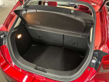 トランク収納スペースをご確認ください。荷物の積み下ろしがしやすい広さを確保しており、日常使いからレジャーまで幅広く活用できます。