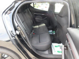 後部座席も広々スペースです。大きな座面でリクライニング無しでもゆったりロングドライブをお楽しみいただけます。