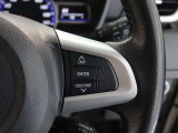 ステアリングスイッチ付き。前方から目を離すことなく操作することが可能です。