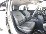 ■運転席シートです。座り心地を高めた座面構造となっておりますので、近場へのちょっとした移動やロングドライブ時など、どんな時でも快適なドライビングを楽しんでいただく事が可能です。