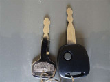 【キーレス】ボタン一つでロックアンロックが可能なので、昔の車のようにわざわざ鍵を差し込む必要もなく、お車を傷つける心配もなくなります♪