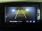 バックカメラの画像です。ガイドラインがスムースな車庫入れをサポートいたします。車庫入れの安心感がアップしますね。