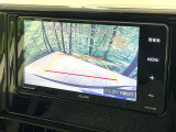 【バックカメラ】駐車時に後方がリアルタイム映像で確認できます。大型商業施設や立体駐車場での駐車時や、夜間のバック時に大活躍!運転スキルに関わらず、今や必須となった装備のひとつです!