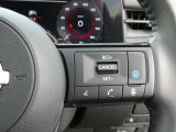 運転支援機能・プロパイロット搭載。 設定した速度で定速走行でき、先行車に自動で追従走行も可能です。さらにハンドル支援機能もあり、車線の中央を走るように制御してくれます。