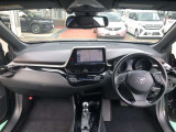 シンプルながら機能性溢れる運転席廻りです。視界性もよく、運転しやすいですよ。