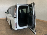【わくわくゲート】後ろのドアをヨコに開ければ、車の後ろに余裕の無い駐車場でも荷物の積みおろしがラクラクです!3列目シートから乗り降りする時にも便利ですよ♪