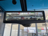 スマートルームミラーは、車両後方に設置されたカメラの映像を、ルームミラーに映し出すことで、死角をなくし、安全性を向上させることができます。また、夜間や雨天時でも、クリアな映像を映し出すことができます。