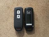 スマートキーです。キーを携帯しているだけで、ドアロックの開閉やエンジンの始動が可能です。