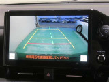 車両後方の映像を映すバックモニター。進路を確認しながら安全に車庫入れできます。