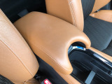【アームレスト】運転時の疲労軽減にもなるアームレストがついています!