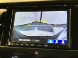 リバースギアに入れるだけで後方の表示へ切り替わります。夜間や雨の日の駐車も楽になりますよ。