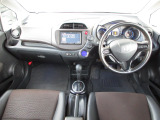 ステアリングホイールからスムーズに持ちかえられるフロアシフトを採用。シフトノブをコンパクト化し、女性でも操作しやすいサイズとしました。右手元には、便利なクルーズコントロールスイッチ付き!