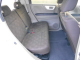 後席も足元ゆったりスペースが嬉しいです♪フロアマットも付いてます♪
