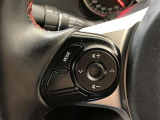 ステアリングスイッチ付き。前方から目を離すことなく操作することが可能です。
