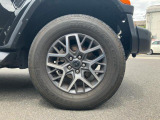 タイヤサイズは255/70R18です。