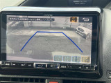 バックカメラ機能付きです!バックする際に後方の様子をカーナビのモニター上に表示してくれます。運転席にいながら、後方が確認できるので、バック駐車が、スムーズに行えます!