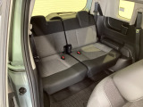 【3列目シート】しっかりした厚みの有るシートになりますので長い時間のドライブでも安心してお乗り頂けます♪