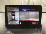 狭い場所での駐車やすれ違いなどでより的確な運転操作に役立つ360&deg;ビューモニターが装備されています。