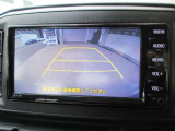 カラーで後方映像をモニターに映し出してくれるので、ショッピングモールのような狭い駐車場であったとしても障害物を見つけ、楽々駐車することができますね。