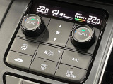 【左右独立型フルオートエアコン】運転席と助手席でそれぞれお好みの温度に設定可能。同乗者にも配慮した、快適な空調をお届け致します。