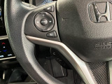 ステアリングにオーディオ操作スイッチが付いています。オーディオ画面に直接タッチしなくても操作が出来ますので、運転に集中できます。