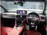 デザインもよく、居心地のよい運転席ですね。分かりやすいスイッチ類ですから操作もしやすく運転をサポートします。